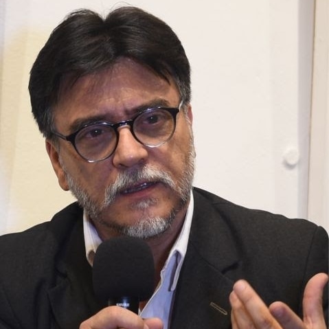 Alejandro Carrizo, el laburante de la literatura que rechaza la IA: “La poesía llega a donde el psicoanálisis no puede”